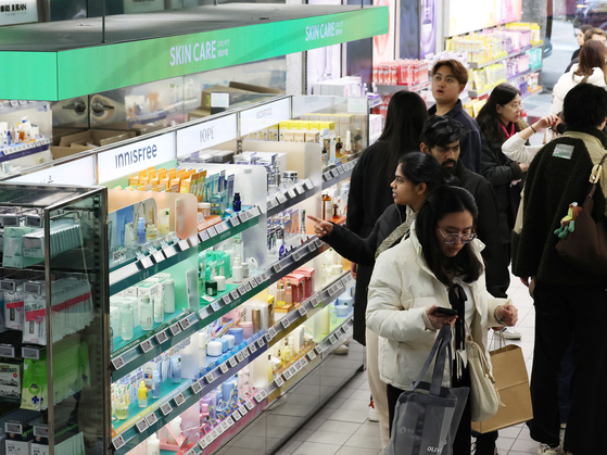 서울의 한 올리브영 매장에서 외국인들이 화장품을 고르고 있다. 연합뉴스