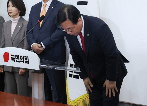 국민의힘 송언석 원내대표가 3일 서울 여의도 국회에서 기자회견을 열고 지난 12·3 비상계엄 사태를 막지 못한 책임에 대해 107명 의원을 대표해 고개 숙여 사과하고 있다. 연합뉴스