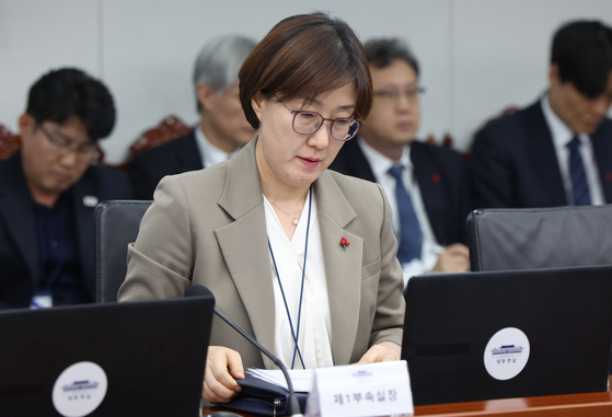 김현지 대통령실 제1부속실장이 4일 서울 용산 대통령실 청사에서 열린 수석보좌관회의에 참석하고 있다. [사진 대통령실사진기자단]