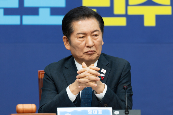 정청래 더불어민주당 대표가 5일 서울 여의도 국회에서 열린 최고위원회의에서 생각에 잠겨있다. 뉴스1