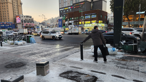 출근 중 미끄러질 뻔한 한 중년 남성이 차단봉을 짚고 있는 모습. 이규림 기자