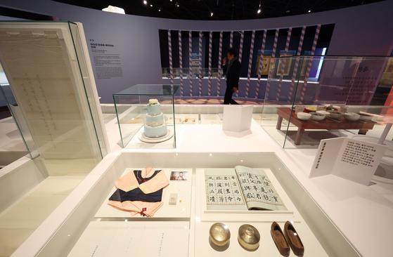 서울 종로구 국립민속박물관에서 특별전 '출산, 모두의 잔치'가 열리고 있다.   이번 전시는 출산으로 맺어지는 관계와 그 안에 담긴 다양한 이야기를 조명, 백일 저고리, 아빠가 쓴 육아일기 등 328건의 전시자료를 선보인다. 연합뉴스