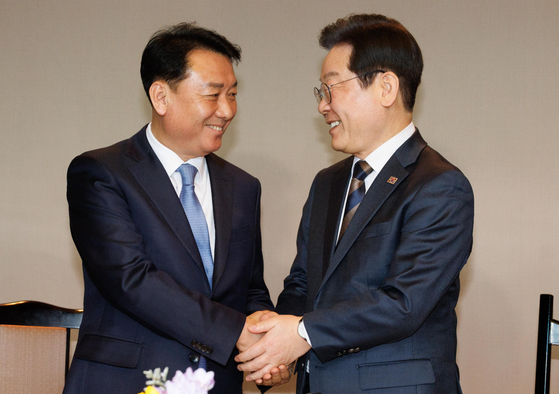 이재명 대통령이 민주당 대표였던 지난 3월 서울 여의도의 한 식당에서 이광재 전 국회 사무총장과 회동한 모습. 뉴스1