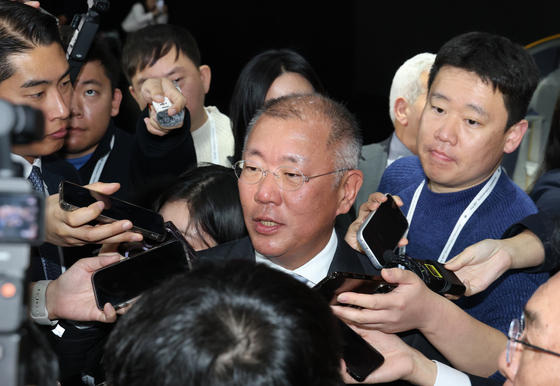 정의선 현대자동차그룹 회장이 5일 경기 용인시 처인구 기아 비전스퀘어에서 열린 '기아 80주년 기념식'에서 취재진의 질문에 답하고 있다. 뉴스1