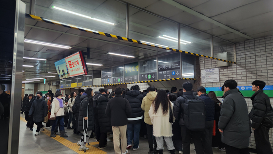 5일 오전 8시쯤 사당역에서 환승을 기다리는 시민들이 줄 지어 서 있다. 이규림 기자