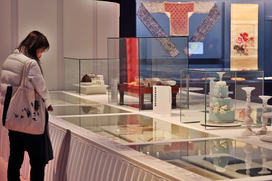 지난 2일 서울 종로구 국립민속박물관에서 열린 특별전 '출산, 모두의 잔치' 언론설명회에서 참석자가 전시를 둘러보고 있다.   이번 전시는 출산으로 맺어지는 관계와 그 안에 담긴 다양한 이야기를 조명, 백일 저고리, 아빠가 쓴 육아일기 등 328건의 전시자료를 선보인다. 연합뉴스