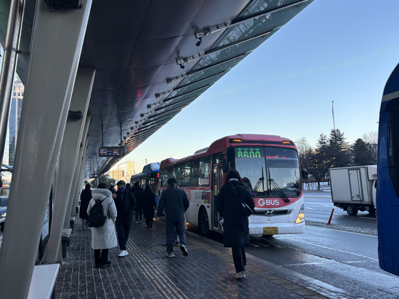 5일 오전 8시 30분 서울시 여의도 환승센터 앞에서 시민들이 버스를 기다리고 있다. 곽주영 기자