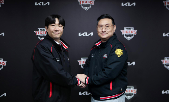 계약을 마친 뒤 심재학 KIA 단장(오른쪽)과 손을 맞잡은 양현종. [사진 KIA 타이거즈]
