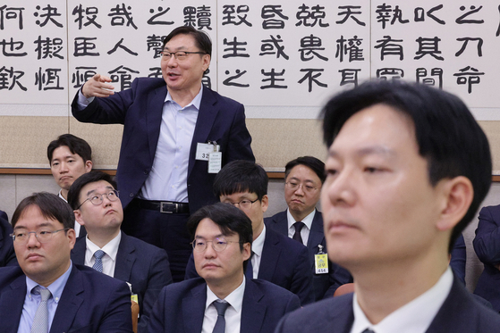 이화영 전 경기도 평화부지사가 지난 10월 23일 서울 여의도 국회 법제사법위원회에서 열린 서울고등검찰청·서울중앙지방검찰청 등에 대한 국정감사에서 자신의 대북 송금 사건을 수사했던 박상용 법무연수원 교수의 답변 도중 발언권을 요청하고 있다. 뉴스1