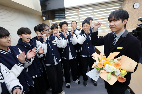 2026학년도 수능 성적표 배부일인 5일 광주 서구 화정동 서석고등학교에서 만점자 재학생 최장우군이 학생회 후배들로부터 수능 만점 축하를 받고 있다. 연합뉴스