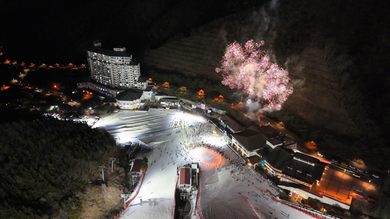 12월 31일 불꽃쇼를 진행하는 엘리시안리조트. [사진 각 스키장]