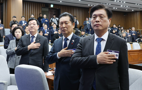 더불어민주당 정청래 대표와 민홍철 중앙위원회 의장 등 참석자들이 5일 국회에서 열린 제3차 중앙위원회에서 국민의례를 하고 있다. 오른쪽은 조승래 사무총장. 임현동 기자