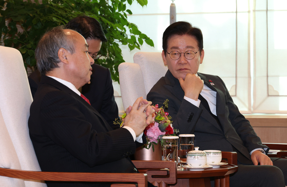 이재명 대통령이 5일 서울 용산 대통령실청사에서 손정의 소프트뱅크 회장을 접견하고 있다.[대통령실사진기자단]