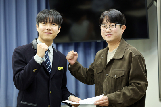 2026학년도 수능 성적표 배부일인 5일 오전 광주 서구 서석고등학교에서 수능 만점자 재학생 최장우군이 정승균 담임교사로부터 성적표를 받으며 기념사진을 찍고 있다. 연합뉴스