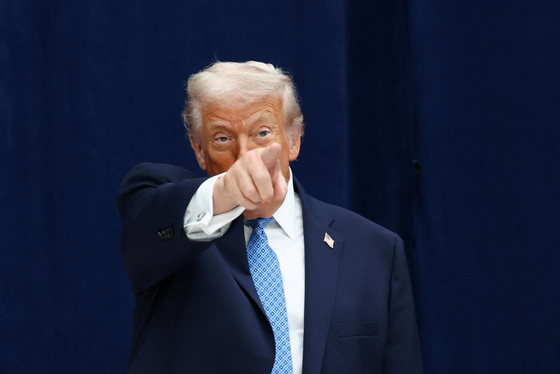 도널드 트럼프 미국 대통령이 4일(현지시간) 워싱턴 DC의 ‘도널드 트럼프 평화연구소’에서 열린 콩고민주공화국과 르완다 간 평화협정 체결식 도중 손가락으로 어딘가를 가리키고 있다. 로이터=연합뉴스