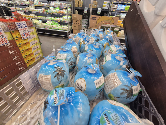 4일 오전 전남 영암군 삼호면 한 식자재마트에 코코넛, 타마린드 열매, 코끼리망고, 용과, 파파야 등의 식재료와 과일이 진열돼 있다. 황희규 기자