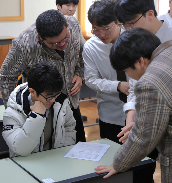 2026학년도 대학수학능력시험 성적표를 배부한 5일 전주한일고 3학년 교실에서 '수능 만점자' 이하진(18)군이 친구들과 함께 성적표를 보고 있다. 뉴스1