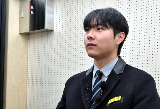 2026학년도 수능 성적표 배부일인 5일 오전 광주 서구 서석고등학교에서 수능 만점자 재학생 최장우군이 취재진 질의에 답하고 있다. 황희규 기자