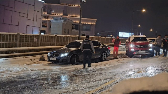 서울·인천·경기·강원 등 4개 시도에 대설특보가 발효된 4일 서울 강남구 압구정역 인근 동호대교 고가도로에 차량이 빙판길에 멈춰 서 있다. 연합뉴스