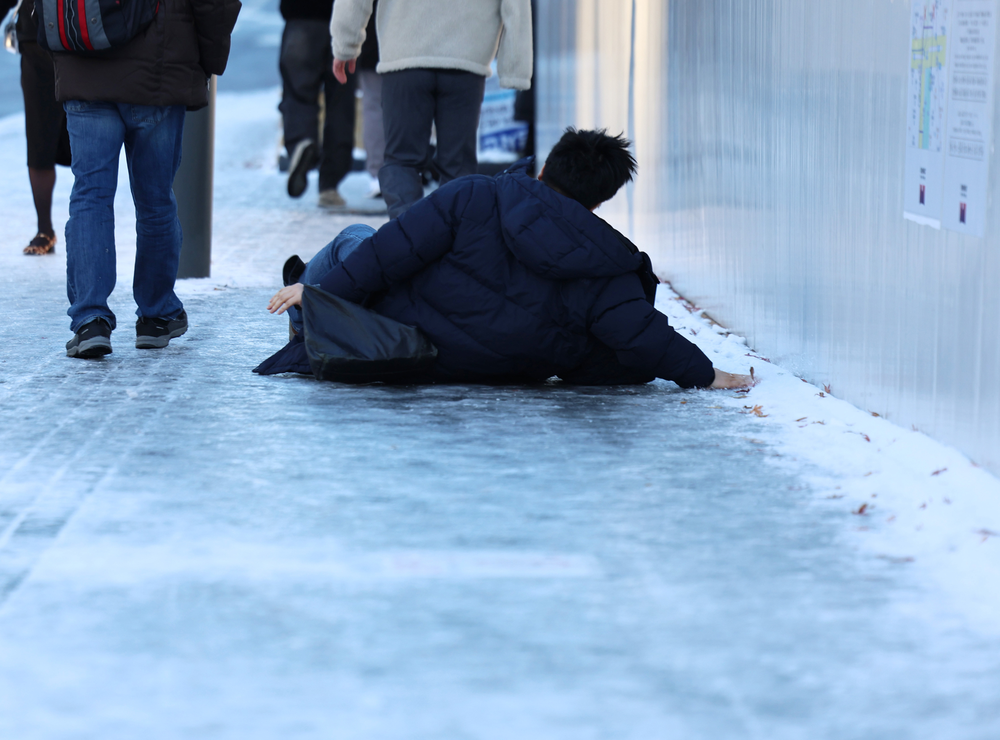 5일 오전 서울 광화문역 일대에서 한 시민이 빙판길에 미끄러녀 넘어지고 있다. 뉴스1