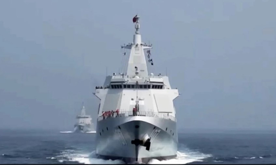일본 방위성은 중국의 055형 구축함을 포함한 중국 인민해방군(PLA) 함정 3척이 지난11일 일본 남쪽 해역을 통과했다고 밝혔다. 사진 CCTV, SCMP 캡처