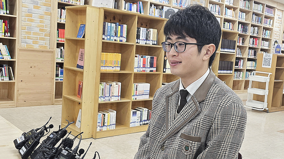 2026학년도 대학수학능력시험에서 만점을 받은 전주한일고 3학년 이하진(18)군이 5일 이 학교 화산생활관 1층 쉼터도서관에서 열린 기자회견에서 취재진 질문에 답하고 있다. 김준희 기자