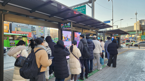 5일 오전 사당역에서 출근 버스를 기다리고 있는 시민들의 모습. 이규림 기자