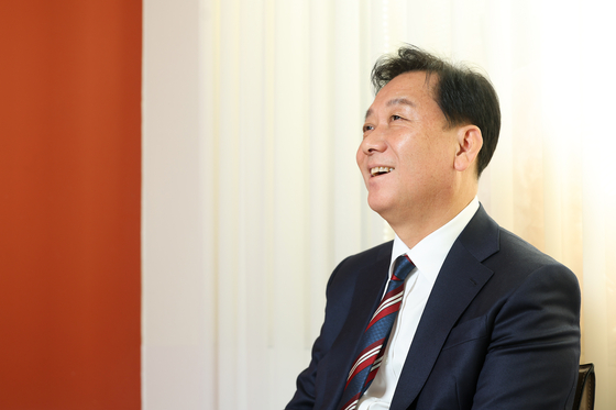 이광재 전 국회 사무총장은 현 정부의 경제 정책과 관련해서는 "김대중, 노무현 전 대통령이 IT시대를 열었고 지금은 누가 보더라도 명실상부한 AI(인공지능) 시대"라며 "정부가 AI 시대의 넥스트 카카오, 넥스트 넥슨이 탄생할 수 있도록 적극적으로 지원해야 한다"고 강조했다. 우상조 기자