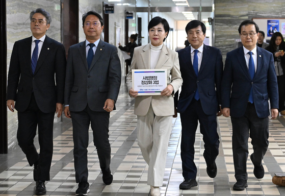 전현희 의원이 지난 3일 법원조직법·변호사법·법관징계법 개정안을 제출하기 위해 국회 의안과로 향하고 있다. 연합뉴스 