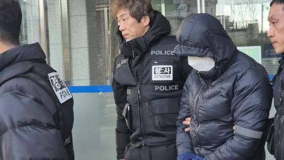 환경미화원 상대 갑질 의혹을 받는 강원 양양군 소속 7급 운전직 공무원 A씨가 5일 춘천지법 속초지원에서 열린 구속 전 피의자 심문(영장실질심사)을 마치고 나오고 있다. 연합뉴스