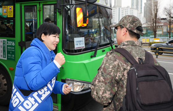 지난해 총선에서 서울 중-성동갑 후보였던 전현희 의원이 왕십리역 인근 대로에서 버스를 기다리던 한 군인에게 힘내라는 응원을 하고 있다. 우상조 기자