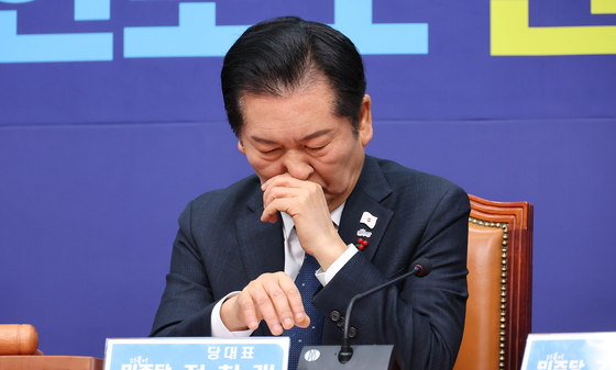 정청래 더불어민주당 대표가 5일 국회에서 열린 최고위원회의에서 생각에 잠겨있다. 임현동 기자