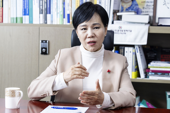 전현희 더불어민주당 의원이 지난 28일 오후 국회 의원회관에서 중앙일보와 인터뷰를 하고 있다. 장진영 기자. 