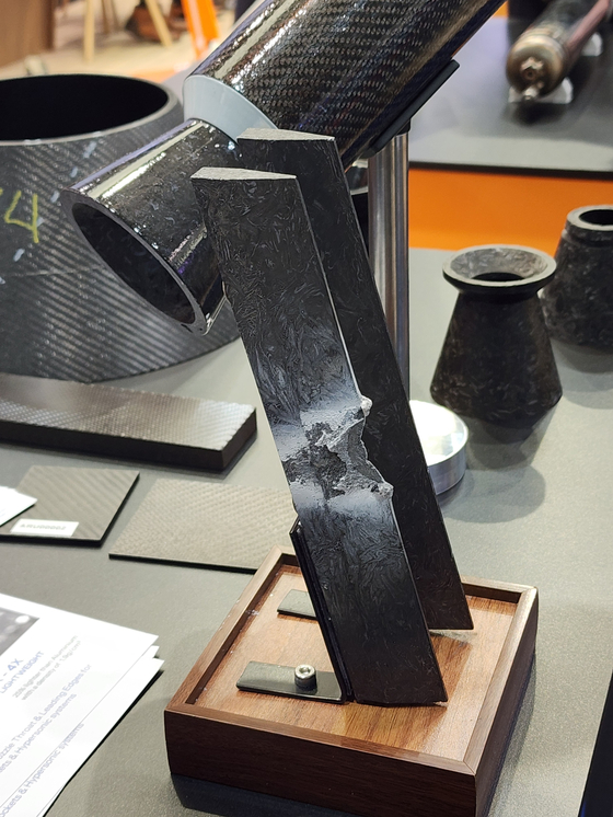 네덜란드 국방부 부스에 자리한 스타트업이 개발한 1600도 온도를 2시간 견딜 수 있는 탄소-세라믹 복합재. 최현호