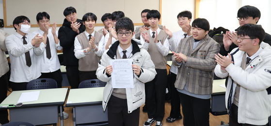2026학년도 수능 만점자인 전주한일고 3학년 이하진(18)군이 5일 교실에서 친구들의 축하를 받고 있다. 뉴스1