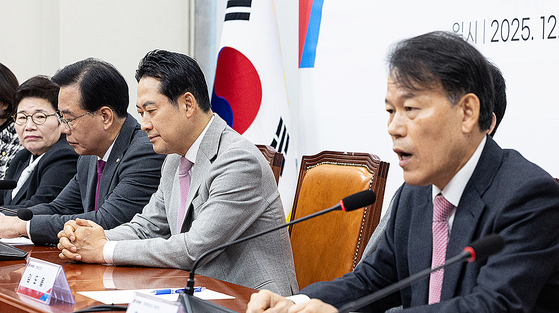  장동혁 국민의힘 대표가 5일 서울 여의도 국회에서 열린 '혼용무도' 이재명정권 6개월 국정평가 회의에서 윤한홍 의원의 발언을 듣고 있다. 뉴스1