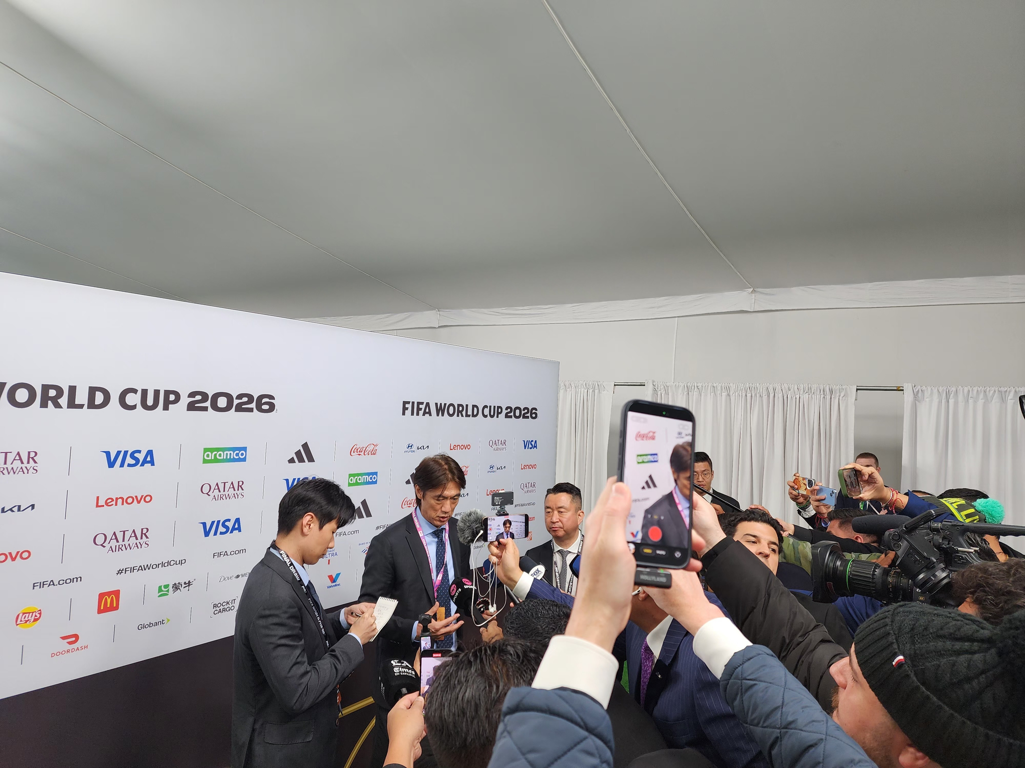 홍명보 축구대표팀 감독이 6일 미국 워싱턴DC 케네디센터에서 열린 2026 북중미 월드컵 조추첨식을 마친 뒤 공동취재구역에서 인터뷰하고 있다. 연합뉴스