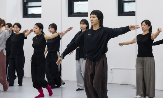 한국무용의 기본 팔사위를 묶어놓은 ‘12체’를 시연하는 기무간. 최기웅 기자