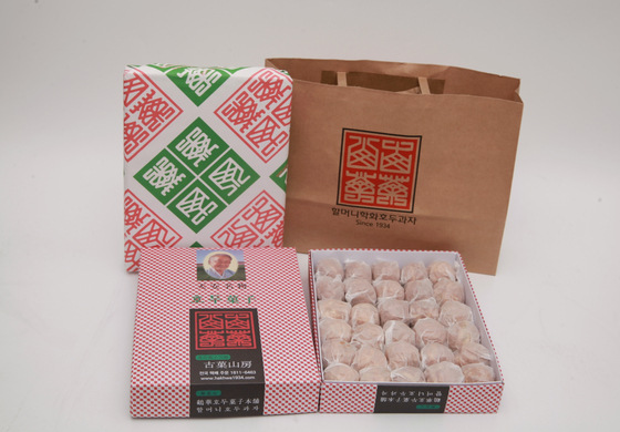 리뉴얼 전 호두과자 모습. 할머니 사진과 '고과산방'을 새긴 포장지가 특징이다. 사진 학화호도과자