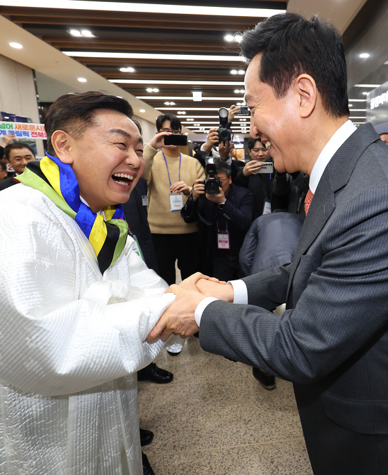 지난 2월 28일 서울 송파구 올림픽파크텔에서 열린 대한체육회 대의원총회에서 2036 하계올림픽 유치에 도전하는 오세훈 서울시장(오른쪽)이 PT 발표를 마친 뒤 총회장을 나서면서 김관영 전북지사와 악수하고 있다. 전북도는 이날 총 61표 중 49표를 얻어 서울(11표)을 꺾고 2036 하계올림픽 유치 국내 후보 도시로 선정됐다. 연합뉴스