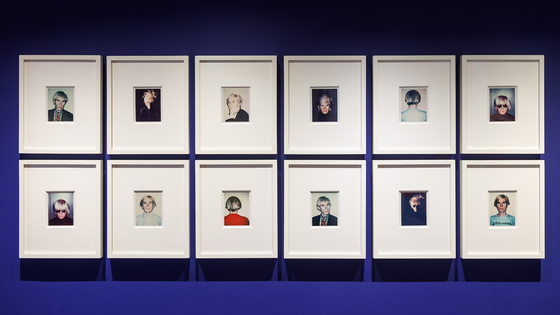 에스파스 루이 비통에서 진행 중인 ‘앤디 워홀, 시리얼 포트레이트’ 전시. 사진 루이 비통·앤디 워홀 시각 예술 재단 ©Jérémie Souteyrat