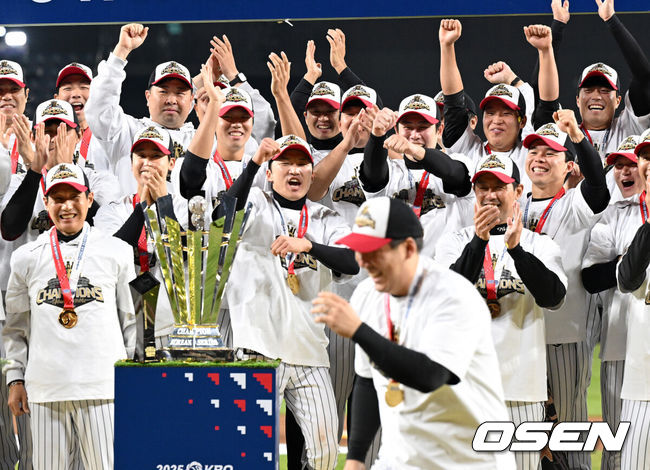 [OSEN=대전, 이대선 기자] 2025시즌 우승팀은 무적 LG 트윈스다.프로야구 LG 트윈스는 31일 대전 한화생명볼파크에서 열린 2025 신한 SOL뱅크 KBO 한국시리즈(7전 4선승제) 한화 이글스와의 5차전에서 4-1로 승리했다. 정규시즌 1위 LG는 시리즈 전적 4승 1패로 통합우승 금자탑을 쌓았다. LG의 통합우승은 1990년, 1994년, 2023년에 이은 통산 4번째로, 염경엽 감독은 2023년 부임 후 3년 사이 팀을 두 차례나 정상에올려놓는 위대한 업적을 달성했다. 2023년 1위, 2024년 3위, 2025년 1위로 KBO리그에 트윈스 왕조 시대를 활짝 열었다.MVP를 수상한 LG 김현수가 동료들의 축하를 받고 있다. 2025.10.31 /sunday@osen.co.kr