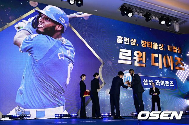 [OSEN=지형준 기자] 24일 오후 서울 잠실 롯데호텔 월드 크리스탈볼룸에서 ‘2025 신한 SOL뱅크 KBO 시상식’이 열렸다.KBO 시상식에서 가장 관심을 모으는 것은 단연 MVP 수상자다. 올해 MVP 레이스는 한화 코디 폰세와 삼성 르윈 디아즈의 2파전이다.KBO 홈런, 타점, 장타율상을 수상한 삼성 디아즈가 트로피를 건네받고 있다. 2025.11.24 /jpnews@osen.co.kr