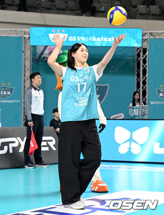 손서연은 GS칼텍스와 페퍼저축은행의 경기에 앞서 승리 기원 시구를 했다