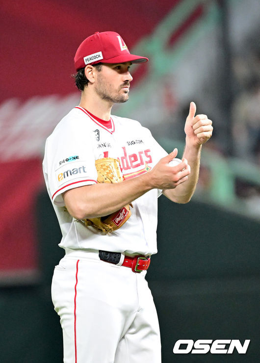 [OSEN=인천, 최규한 기자] 27일 인천 SSG랜더스필드에서 ‘2025 신한 SOL Bank KBO리그’ SSG 랜더스와 NC 다이노스의 경기가 열렸다.이날 홈팀 SSG는 드류 앤더슨, 방문팀 NC는 신민혁을 선발투수로 내세웠다.7회초 투구를 펼치는 SSG 선발 드류 앤더슨이 포수 조형우를 향해 제스처를 보내고 있다. 2025.05.27 / dreamer@osen.co.kr