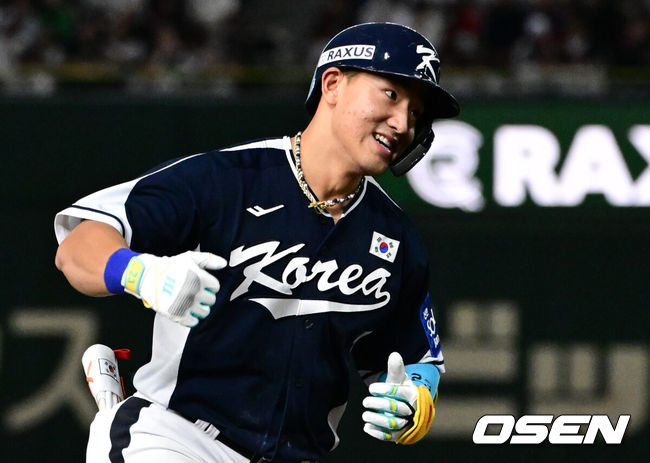 [OSEN=도쿄(일본), 조은정 기자] 한국 야구 대표팀이 한일전 첫 번째 경기에서 뼈아픈 역전패를 허용했다. 2023년 WBC(월드베이스볼클래식)에 이어서 또 한 번 마운드의 차이를 여실히 느꼈다.한국은 15일 일본 도쿄도 도쿄돔에서 열린 ‘2025 NAVER K-BASEBALL SERIES’ 일본과의 1차전에서 4-11역전패를 당했다. 이날 패배로 한국은 성인 대표팀 경기에서 2015년 프리미어12 준결승 4-3 승리 이후일본에 10연패(아시안게임 제외)를 당하고 말았다.4회초 무사 1루에서 대한민국 안현민이 선제 2타점 좌중월 투런포를 날린 뒤 베이스를 돌고 있다. 2025.11.15. /cej@osen.co.kr