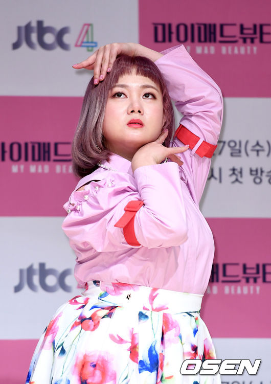 [OSEN=이대선 기자] 26일 오후 서울 마포구 JTBC사옥에서 JTBC4 예능 '마이 매드 뷰티3' 제작발표회가 열렸다.개그우먼 박나래가 포토타임을 갖고 있다./sunday@osen.co.kr