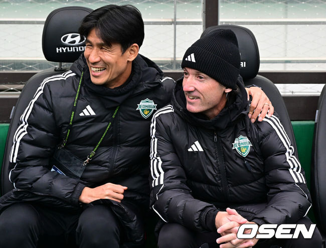 [OSEN=상암월드컵경기장, 조은정 기자] 2025 하나은행 코리아컵 전북FC와 광주FC의 결승전이 6일 서울 마포구 서울월드컵경기장에서 열렸다.시민구단 광주는 사상 첫 코리안컵 우승에 도전, 전북은 올해 K리그1 우승에 이어 두 번째 더블을 노린다.전북 정조국, 타노스 코치가 벤치를 지키고 있다. 2025.12.06 /cej@osen.co.kr