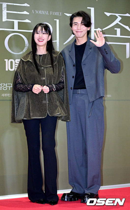 [OSEN=최규한 기자] 7일 오후 서울 삼성동 메가박스 코엑스에서 영화 ‘보통의 가족’ (감독 허진호) VIP 시사회가 열렸다.영화 ‘보통의 가족'은 각자의 신념을 가지고 살아가던 네 사람이 아이들의 범죄 현장이 담긴 CCTV를 보게 되면서 모든 것이 무너져가는 모습을 담은 이야기다.배우 송재희-지소연 부부가 VIP 시사회에 참석해 포토타임을 하고 있다. 2024.10.07 / dreamer@osen.co.kr