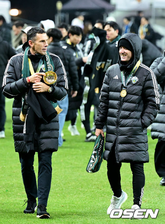 [OSEN=상암월드컵경기장, 조은정 기자] 전북현대가 끝내 정상에 섰다. 연장전 혈투 끝에 광주FC를 2-1로 꺾고 2025 하나은행 코리아컵 우승을 차지했다. 120분 동안 퇴장·부상·논란 상황이 뒤섞인 결승전이었지만, 마지막에 웃은 팀은 전북이었다.전북현대는 6일 오후 1시 30분 서울월드컵경기장에서 열린 2025 하나은행 코리아컵 결승전에서 광주FC와 맞붙어 2-1로 승리했다.K리그1 우승에 이어 코리아컵 우승까지 더블을 이뤄낸 전북의 포옛 감독(왼쪽)이 타노스 코치와 기뻐하고 있다.  2025.12.06 /cej@osen.co.kr
